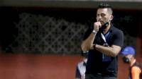 Tantangan Berat Javier Roca Pimpin Arema vs Persib di Tengah Klausul 'Ancaman' dari Manajemen